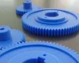 Ingranaggi blu stampati in 3D, perfetti per progetti fai-da-te. Questi disegni ingranaggi da stampare sono pronti per dare vita alle tue idee meccaniche.