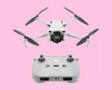 Il drone DJI Mini 3 e il suo radiocomando, pronti per esplorare le **caratteristiche** di volo.