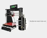Stampante 3D Geeetech i3 Pro B con dettaglio ingrandito del supporto metallico modificato per l'asse X.