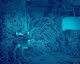 Schema di circuiti stampati blu, che illustra la differenza tra firmware e software, con percorsi intricati e componenti elettronici.