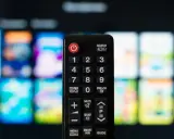 Telecomando nero con tastierino numerico e pulsanti funzione, pronto per impostare il codice telecomando universale per la TV.