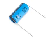 Un condensatore polarizzato blu con specifiche 450V 22µF, pronto per essere saldato.