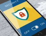 Schermo di un tablet con icona di lucchetto e testo "SECURITY". Software di protezione attivo.