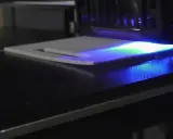 La stampa 3D in resina mostra un leggero warping, con la luce UV che illumina la superficie.