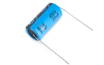 Un condensatore polarizzato blu con specifiche 450V 22µF, pronto per essere saldato.