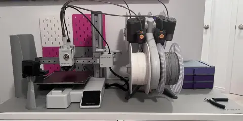Stampante 3D Bambu Lab A1 mini con AMS lite, pronta per stampe multicolore.