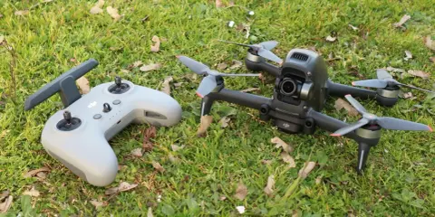 DJI FPV pronto al decollo, con il suo radiocomando, per raggiungere la velocità massima in volo.