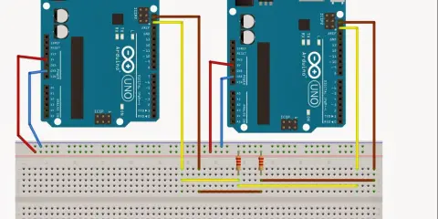 Due Arduino Uno collegati tramite i2c: uno master e uno slave, con fili rossi, gialli e marroni su breadboard.