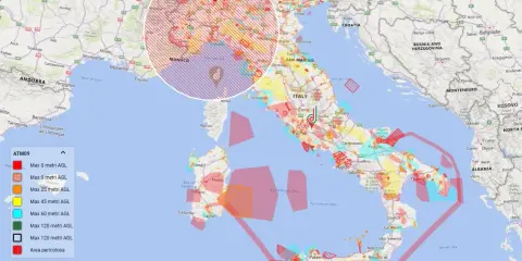 Mappa dell'Italia con aree colorate che indicano dove si può volare con il drone, con diverse restrizioni di altezza.