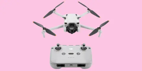Il drone DJI Mini 3 e il suo radiocomando, pronti per esplorare le **caratteristiche** di volo.