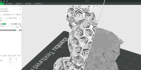 Interfaccia software per la stampa 3D, con un modello geometrico complesso in fase di preparazione. Ideale per chi cerca progetti 3d gratis.
