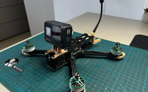 Un drone FPV in fase di costruzione, con GoPro Hero 8 montata, pronto per il volo.