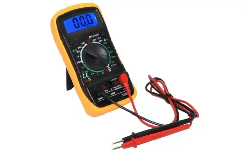 Multimetro giallo con display blu, pronto per testare transistor e altri componenti elettronici.