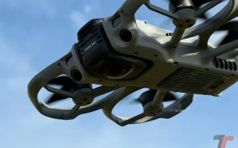 DJI Avata in volo, pronto per nuove avventure. Il suo design compatto e le eliche protette sono perfetti per chi cerca un drone agile e sicuro, ideale anche per chi è alle prime armi e necessita del patentino.