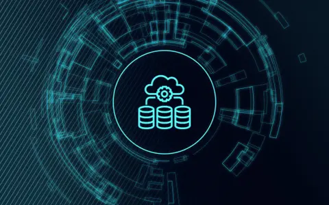 Icona stilizzata di un cloud con ingranaggio e tre pile di dischi, che simboleggia il database. Capire SQL cos'è è fondamentale per gestire questi dati.