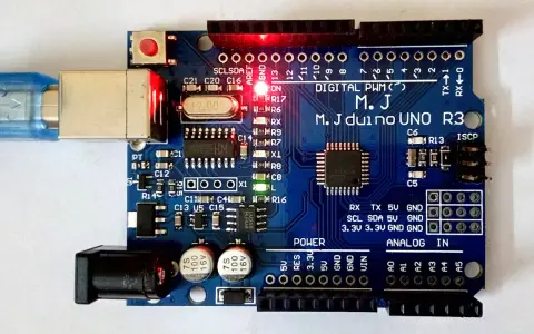 Microcontrollore Arduino UNO R3 con cavo USB collegato e LED accesi. Pronto per progetti di elettronica.