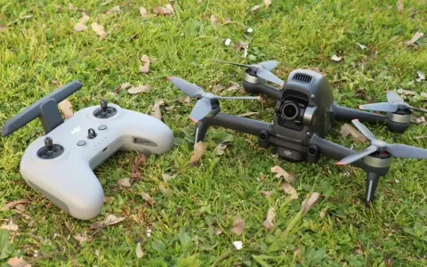 DJI FPV pronto al decollo, con il suo radiocomando, per raggiungere la velocità massima in volo.