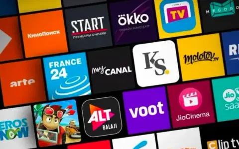 Schermata di una smart TV con tante icone di aplicativos per l'italiano, tra cui Rakuten TV, Molotov e altri servizi di streaming.