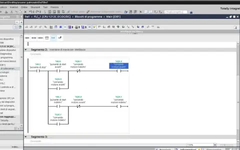 Programmatore che lavora su un software di automazione industriale, creando una logica di controllo per motori.
