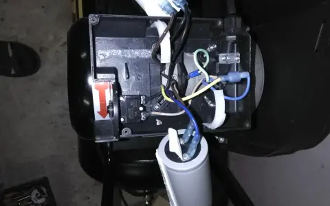 Il condensatore su un motore elettrico serve a creare lo sfasamento necessario per l'avviamento e il funzionamento, garantendo una rotazione fluida.