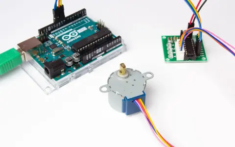 Arduino Uno collegato a un driver ULN2003 per controllare un motore passo-passo.