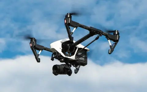Drone in volo con telecamera. Per pilotarlo in certe situazioni, quando serve il patentino per il drone, è necessaria una licenza.