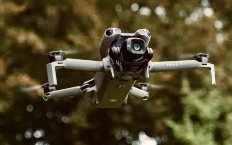 Un drone DJI Mini 5 Pro in volo. Per pilotare un drone sotto i 250 grammi, in Italia, non servono patentini specifici, ma è fondamentale conoscere le regole.