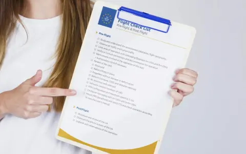 Lista di controllo per la sicurezza aerea droni: pre-volo e post-volo. Verifica ambiente, traffico, permessi e stato del drone.