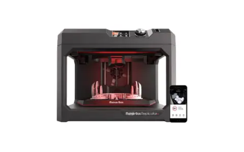 Stampante 3D MakerBot Replicator+ con smartphone che mostra il processo di stampa. Le tecnologie stampa 3d rendono possibile la creazione di oggetti complessi.