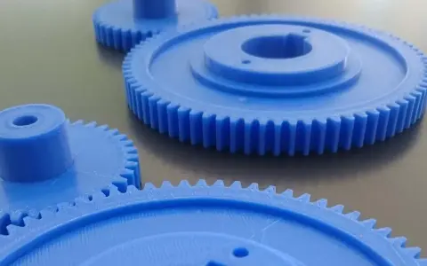 Ingranaggi blu stampati in 3D, perfetti per progetti fai-da-te. Questi disegni ingranaggi da stampare sono pronti per dare vita alle tue idee meccaniche.