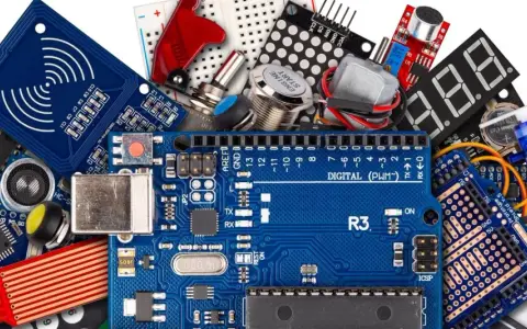 Componenti elettronici per progetti con Arduino: scheda, sensori, display, motori e altro. Un vero kit per il tuo manuale Arduino.