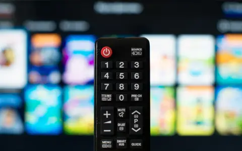 Telecomando nero con tastierino numerico e pulsanti funzione, pronto per impostare il codice telecomando universale per la TV.