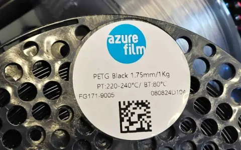 Bobina di PETG nero 1.75mm. La temperatura di rammollimento (BT) è 80°C, ideale per stampe resistenti.