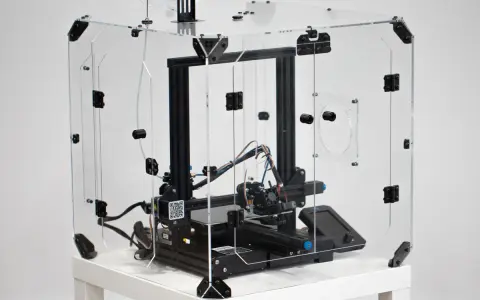 Stampante 3D Ender 3 in teca trasparente, pronta per aggiornamenti firmware.