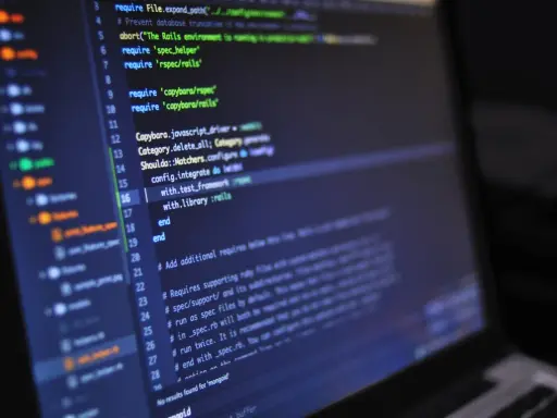 Codice sorgente su schermo scuro, con evidenziate righe di Ruby per il **front end**.