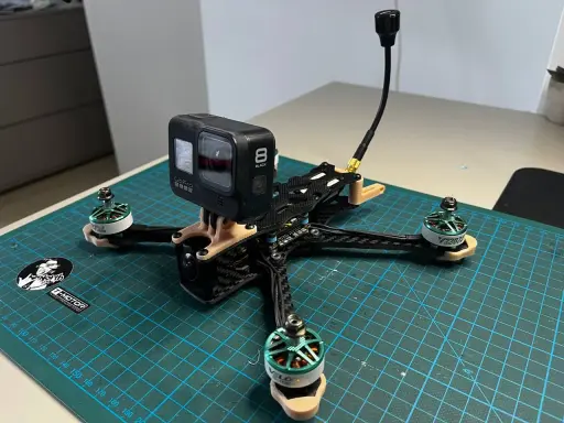 Un drone FPV in fase di costruzione, con GoPro Hero 8 montata, pronto per il volo.