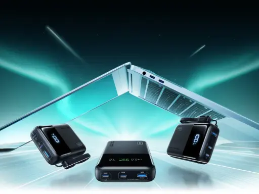 Tre alimentatori portatili, uno dei quali con display digitale al 100%, pronti a fornire energia. Un laptop aperto fluttua sullo sfondo, suggerendo la potenza di un alimentatore 100 ampere.