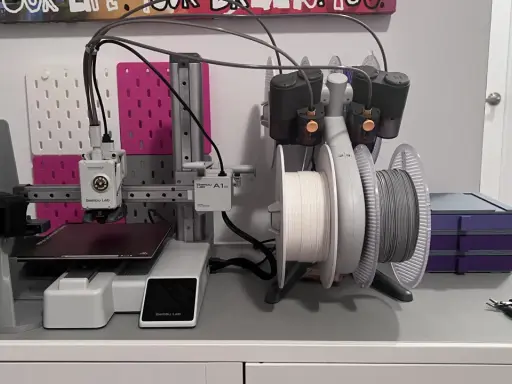 Stampante 3D Bambu Lab A1 mini con AMS lite, pronta per stampe multicolore.