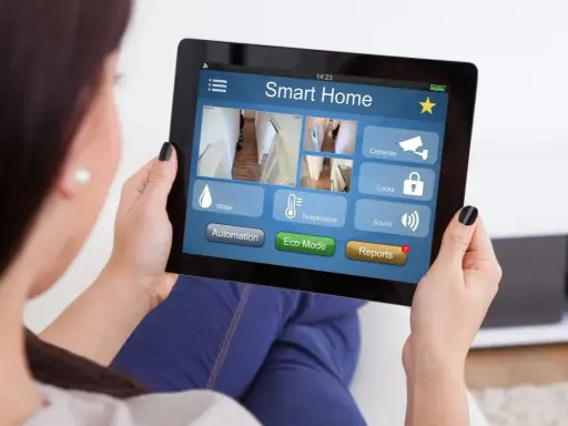 Controllo domotica Arduino su tablet: telecamere, serrature, temperatura, acqua, suoni e report.