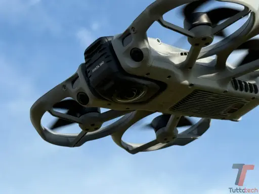 DJI Avata in volo, pronto per nuove avventure. Il suo design compatto e le eliche protette sono perfetti per chi cerca un drone agile e sicuro, ideale anche per chi è alle prime armi e necessita del patentino.