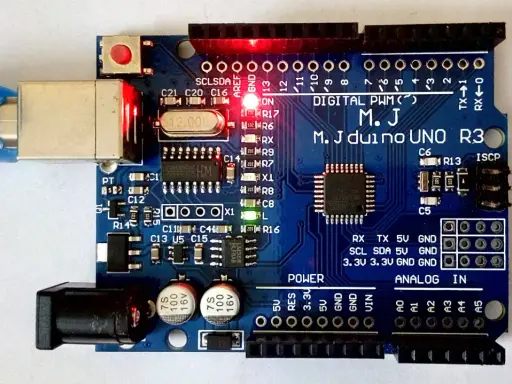 Microcontrollore Arduino UNO R3 con cavo USB collegato e LED accesi. Pronto per progetti di elettronica.