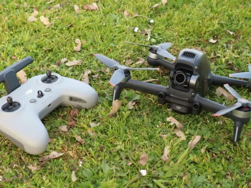 DJI FPV pronto al decollo, con il suo radiocomando, per raggiungere la velocità massima in volo.
