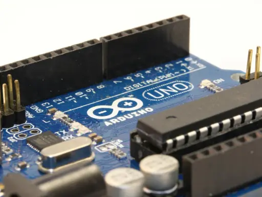 Primo piano di una scheda Arduino Uno, con il nome "ARDUINO" ben visibile. Ideale per progetti di elettronica.