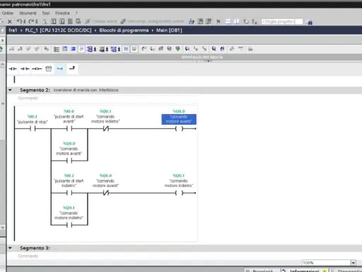 Programmatore che lavora su un software di automazione industriale, creando una logica di controllo per motori.
