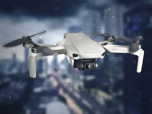 Drone Mavic Mini in volo, pronto per catturare immagini mozzafiato. Richiede autorizzazione volo drone comune per operare in sicurezza.