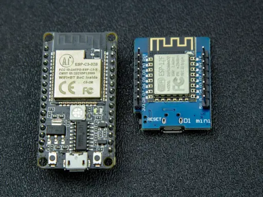 Due schede ESP32 e ESP8266, perfette per i tuoi prossimi progetti IoT.