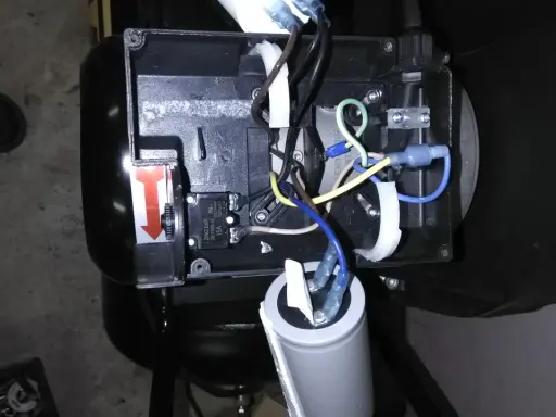 Il condensatore su un motore elettrico serve a creare lo sfasamento necessario per l'avviamento e il funzionamento, garantendo una rotazione fluida.