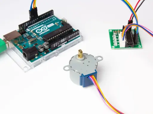 Arduino Uno collegato a un driver ULN2003 per controllare un motore passo-passo.