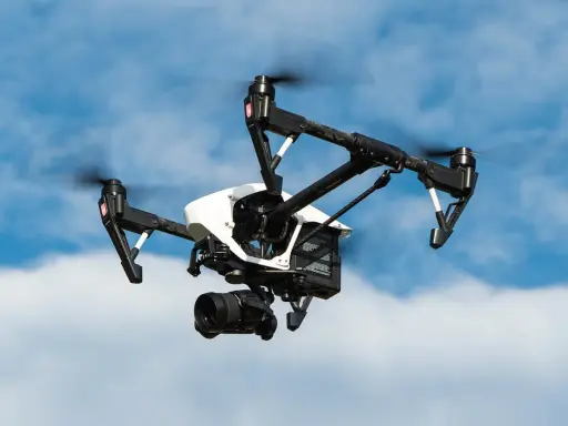 Drone in volo con telecamera. Per pilotarlo in certe situazioni, quando serve il patentino per il drone, è necessaria una licenza.