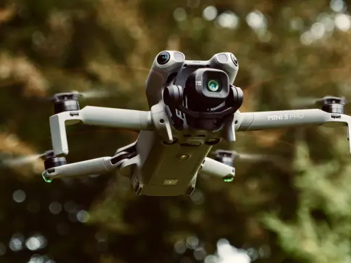 Un drone DJI Mini 5 Pro in volo. Per pilotare un drone sotto i 250 grammi, in Italia, non servono patentini specifici, ma è fondamentale conoscere le regole.